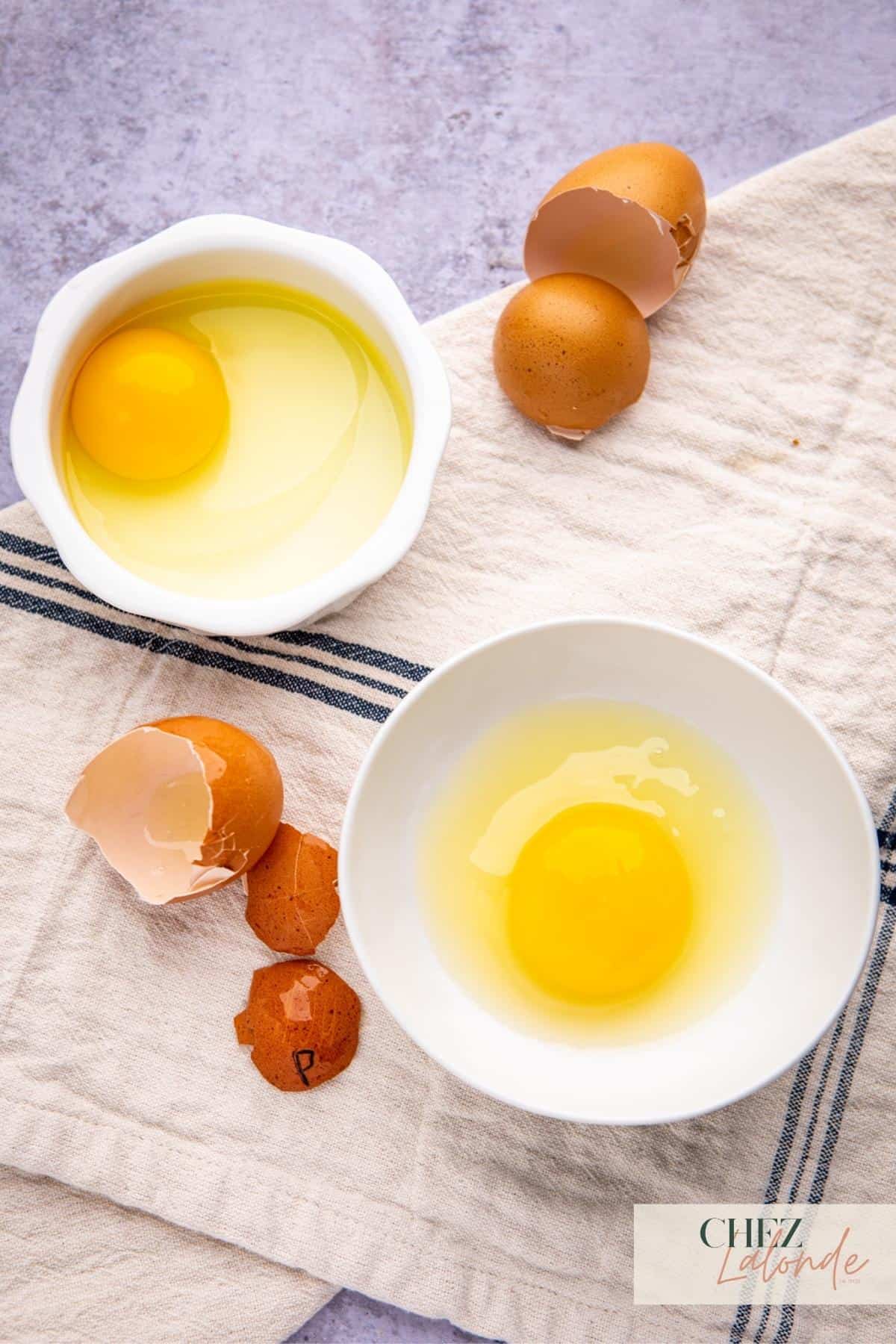 A bowl of raw egg top left and pasteurize egg bottom right. 