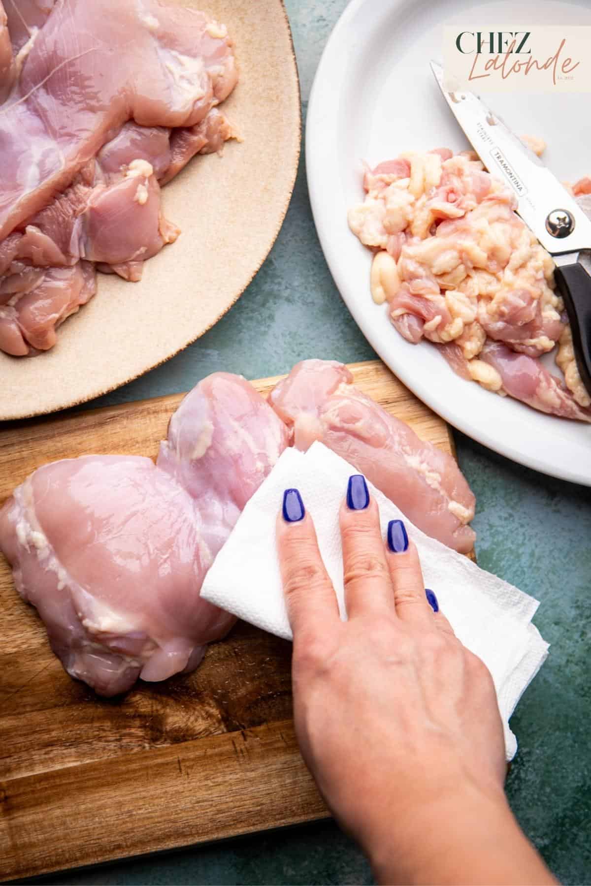 Wash the chicken thighs in water and pat dry with paper towels.