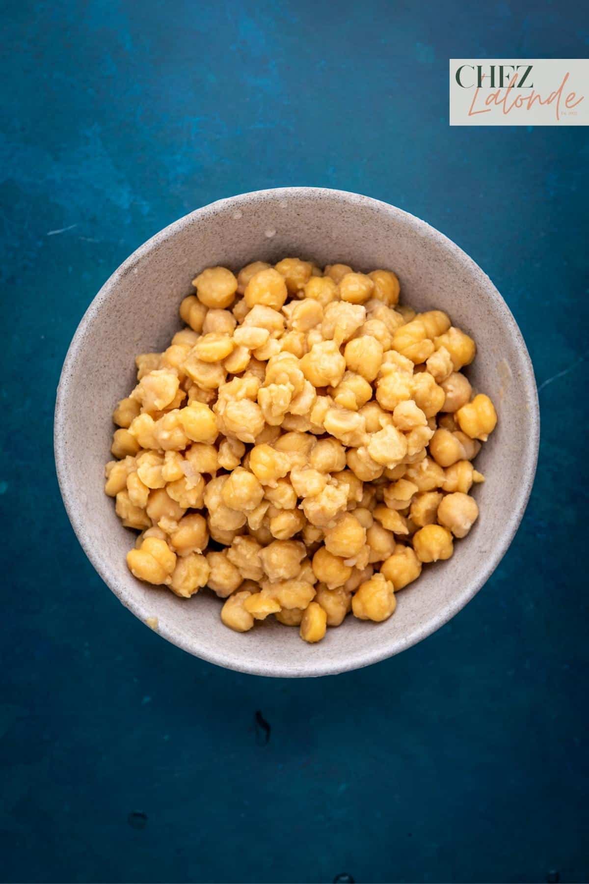 A bowl of chickpeas that removed outer shell.